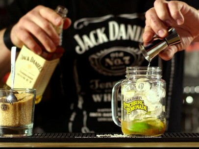 7 osviežujúcich drinkov, ktoré si ľahko pripravíte s použitím whisky Jack Daniels