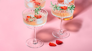 Ružový gin: ako sa vyrába a ktorý si vybrať?