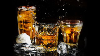 Existujú rôzne spôsoby merania obsahu alkoholu v destilátoch. Bohužiaľ, pitie nie je jedno z nich.